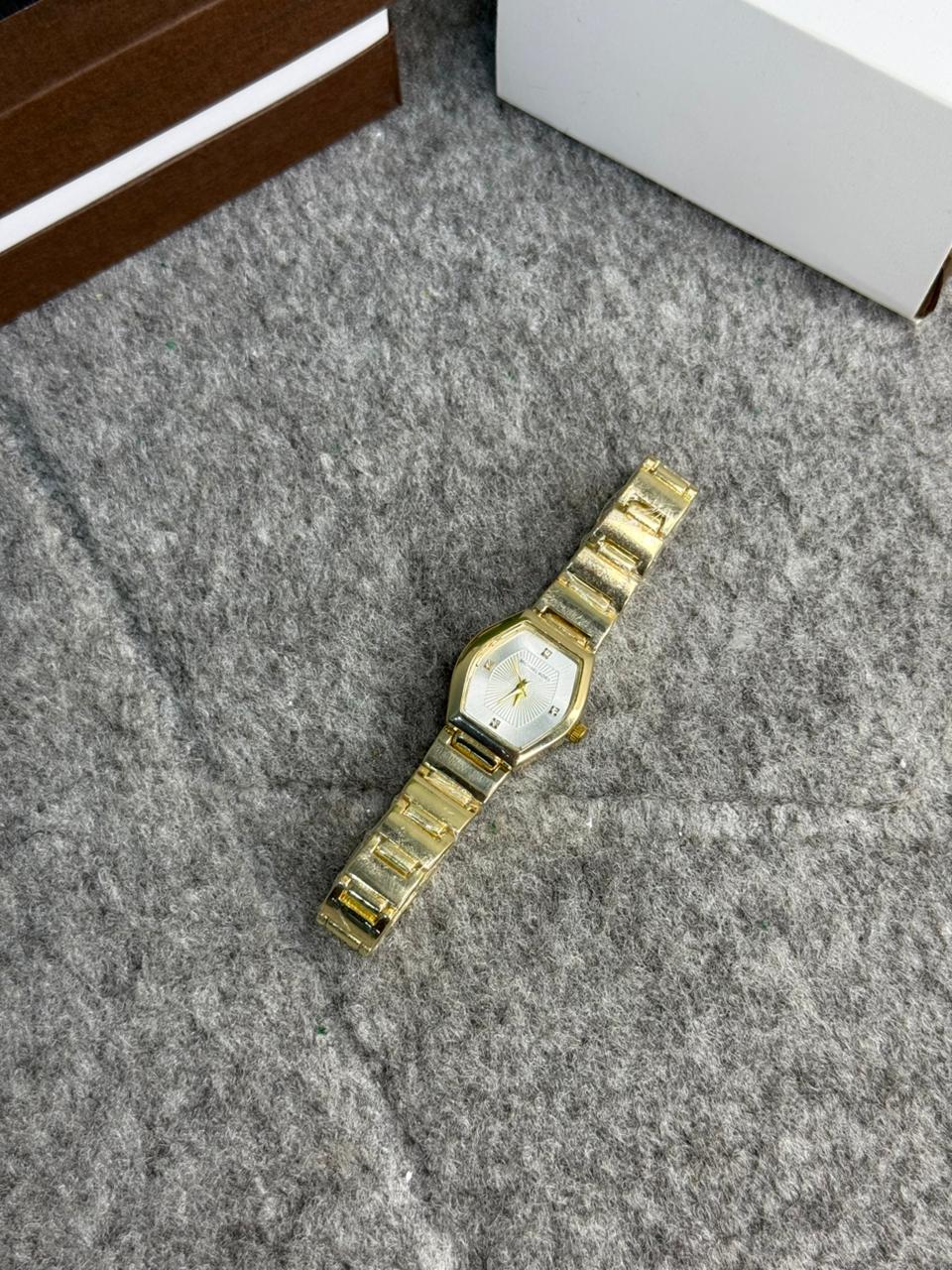 Modern Geometric Gold Ladies' Watch – Hexagon Luxe Edition